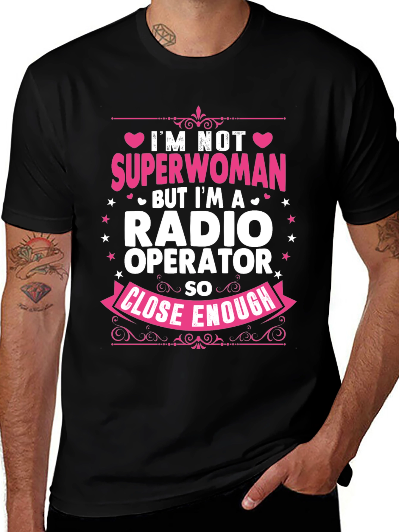 Camiseta Negra con Diseño de Operadora de Radio
