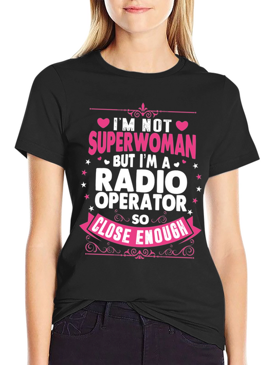 Camiseta Negra con Diseño de Operadora de Radio