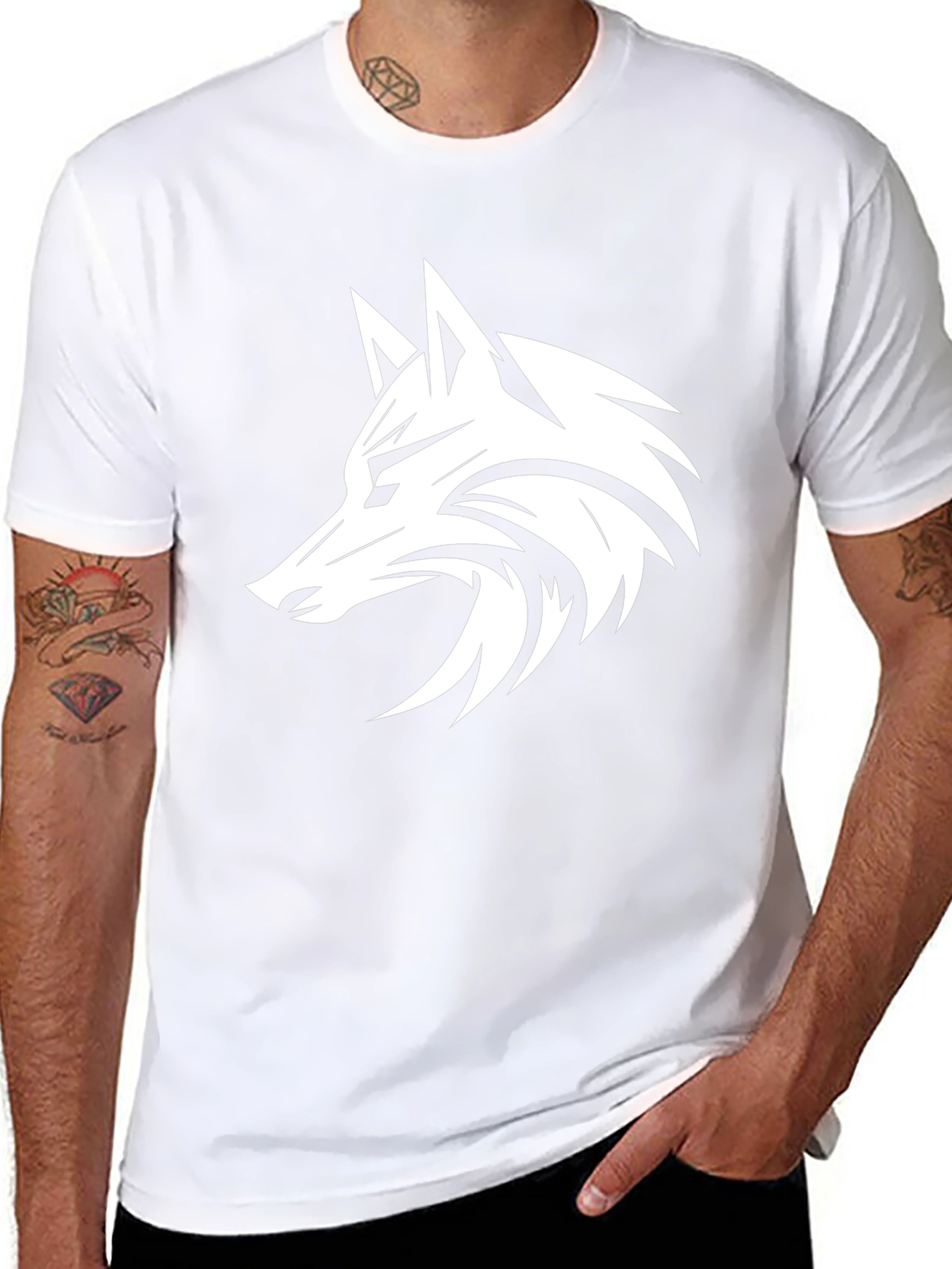 Camiseta Negra con Diseño de Lobo Estilizado