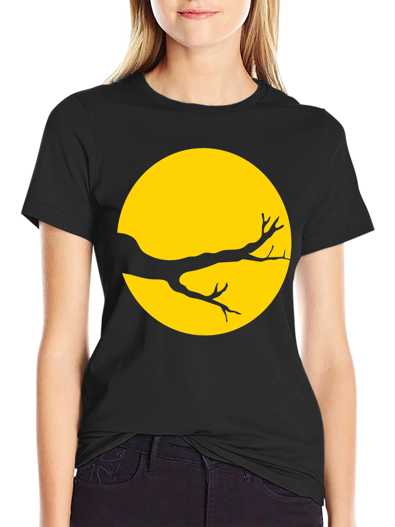 Camiseta Negra con Diseño de Luna y Rama Árbol