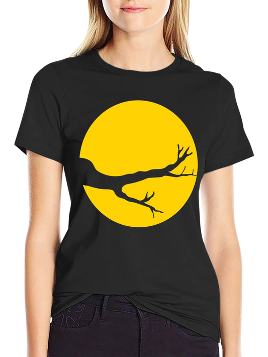 Camiseta Negra con Diseño de Luna y Rama Árbol