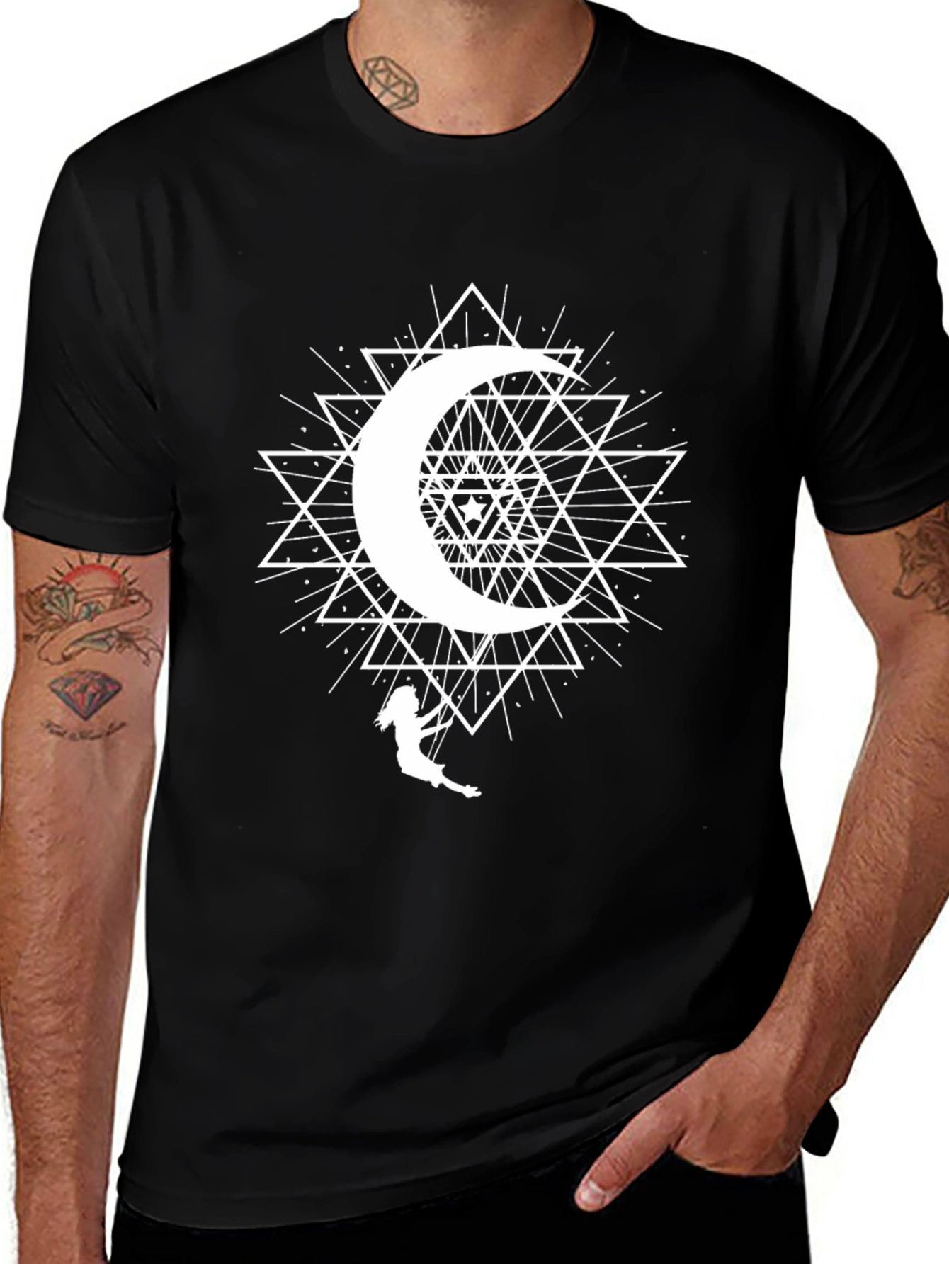 Camiseta Negra con Diseño de Luna y Triángulos
