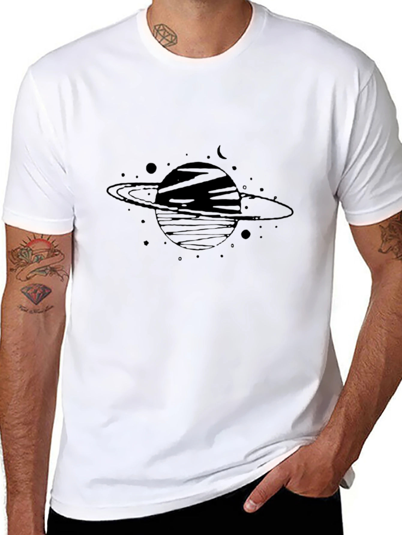 Camiseta Negra con Diseño de Planeta Saturno