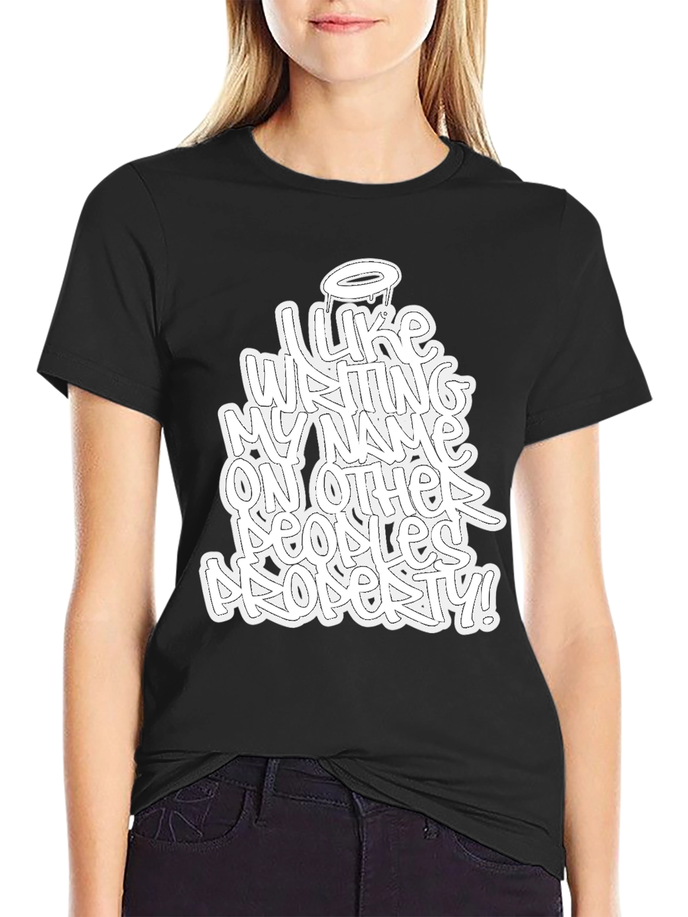 Camiseta Negra con Diseño Gráfico Urbano