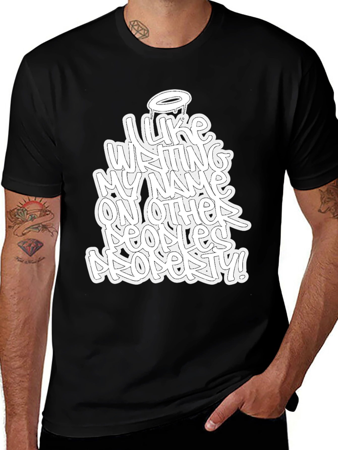 Camiseta Negra con Diseño Gráfico Urbano