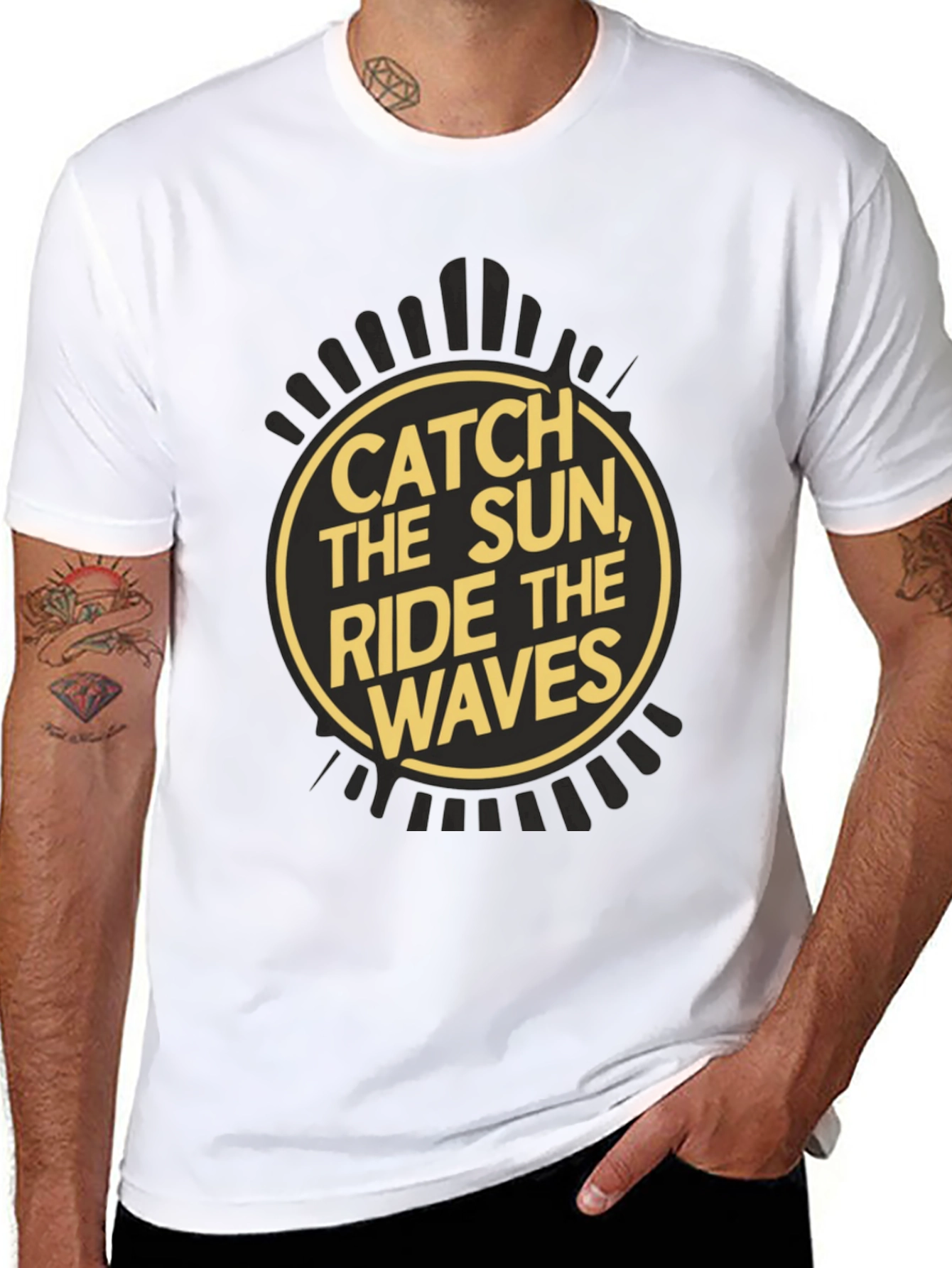 Camiseta Negra Estampada Catch the Sun Ride the Waves