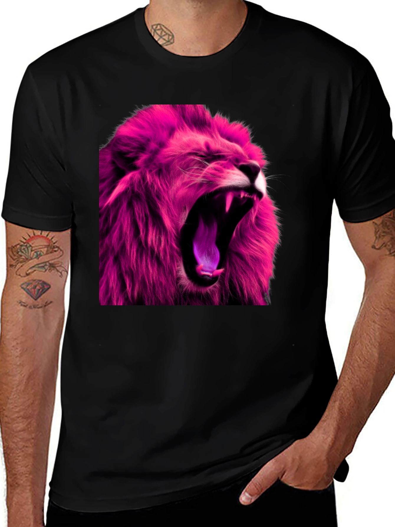 Camiseta Negra con León Fucsia Imponente