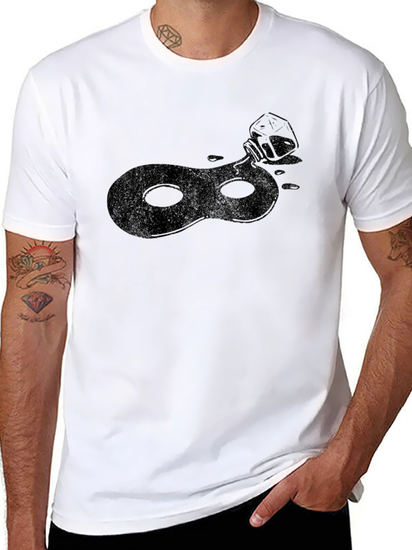 Camiseta Negra con Diseño de Máscara Abstracta