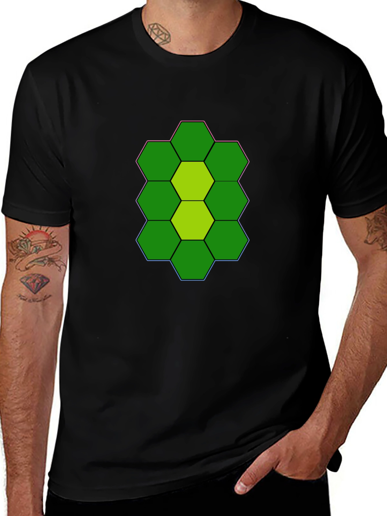 Camiseta Negra con Diseño Hexagonal Abstracto