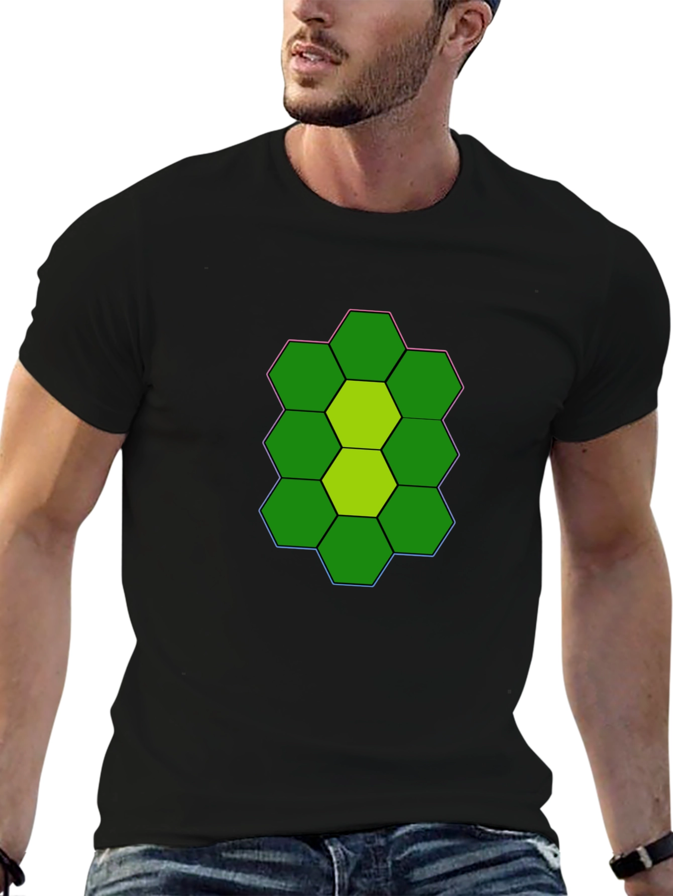 Camiseta Negra con Diseño Hexagonal Abstracto