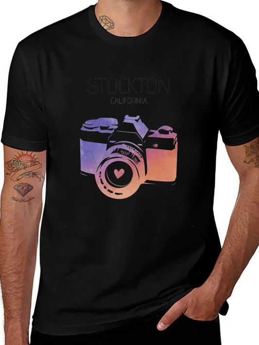 Camiseta Negra Estampada con Cámara Retro de Stockton California