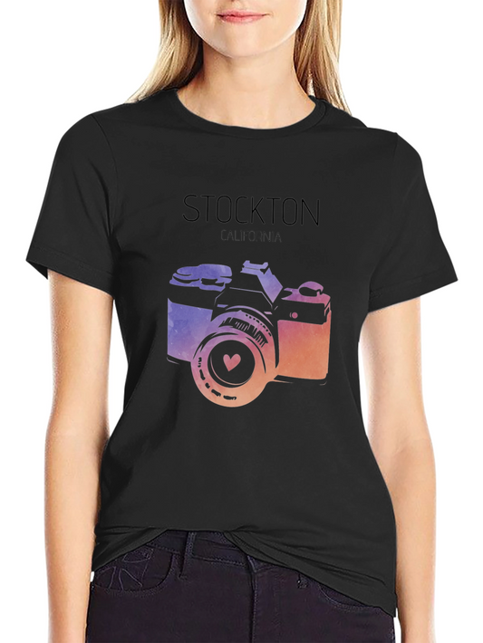 Camiseta Negra Estampada con Cámara Retro de Stockton California
