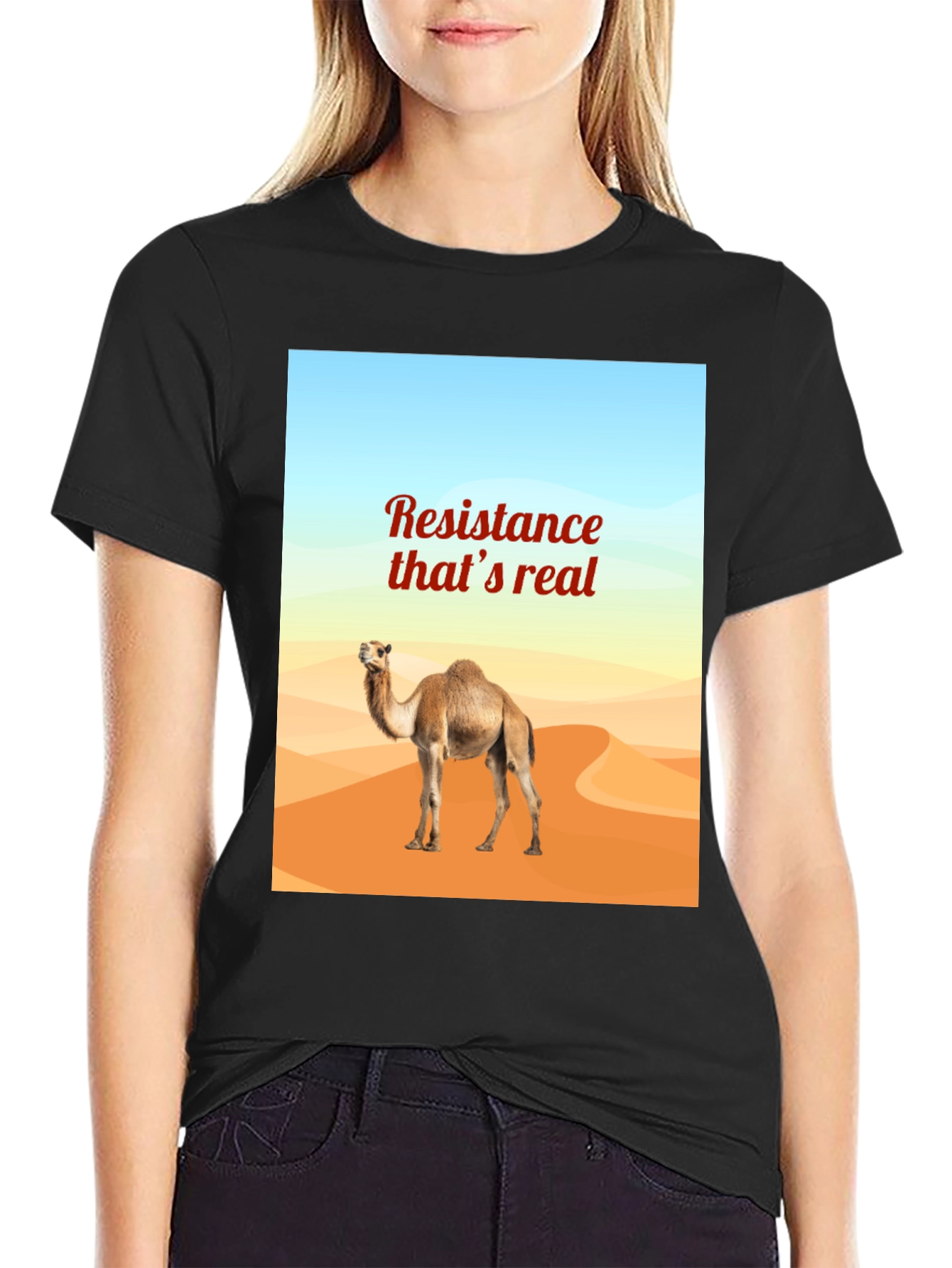 Camiseta Negra: Resistencia Real con Camello del Desierto