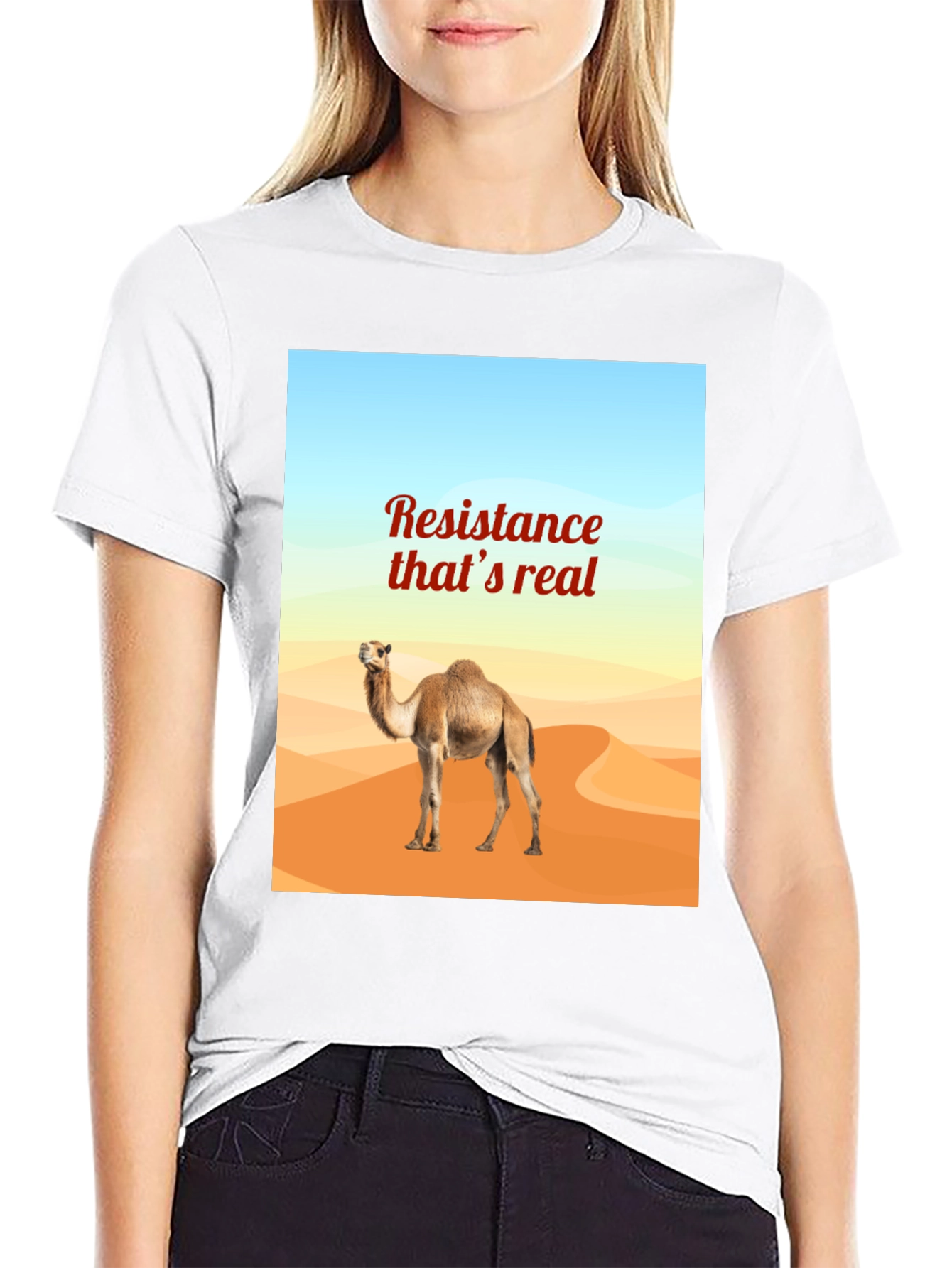 Camiseta Negra: Resistencia Real con Camello del Desierto