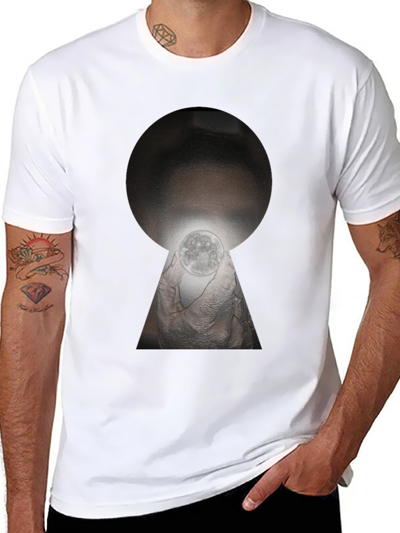 Camiseta Negra con Diseño Abstracto de Ojo de Cerradura