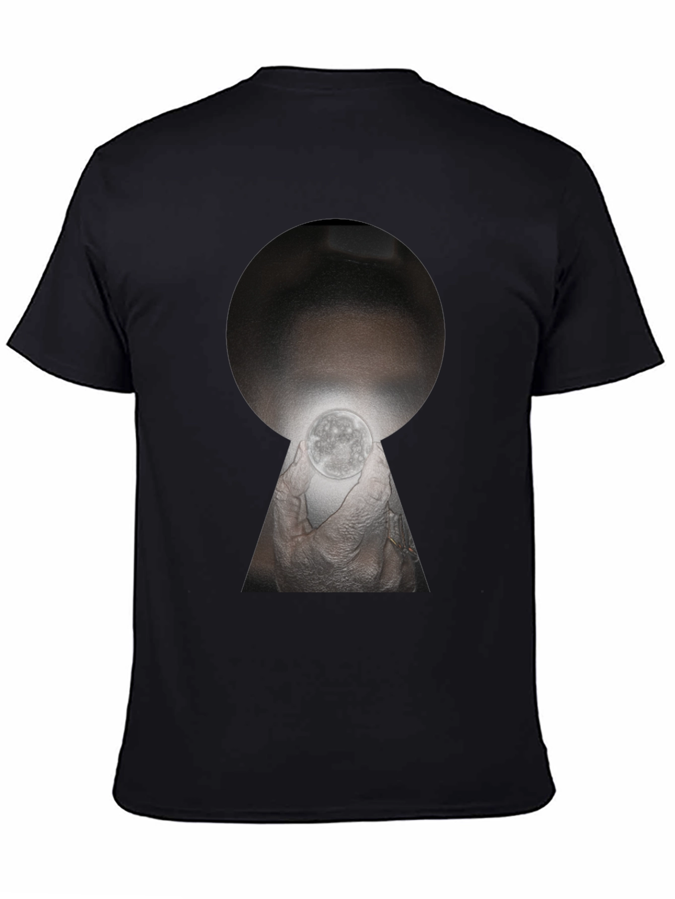 Camiseta Negra con Diseño Abstracto de Ojo de Cerradura