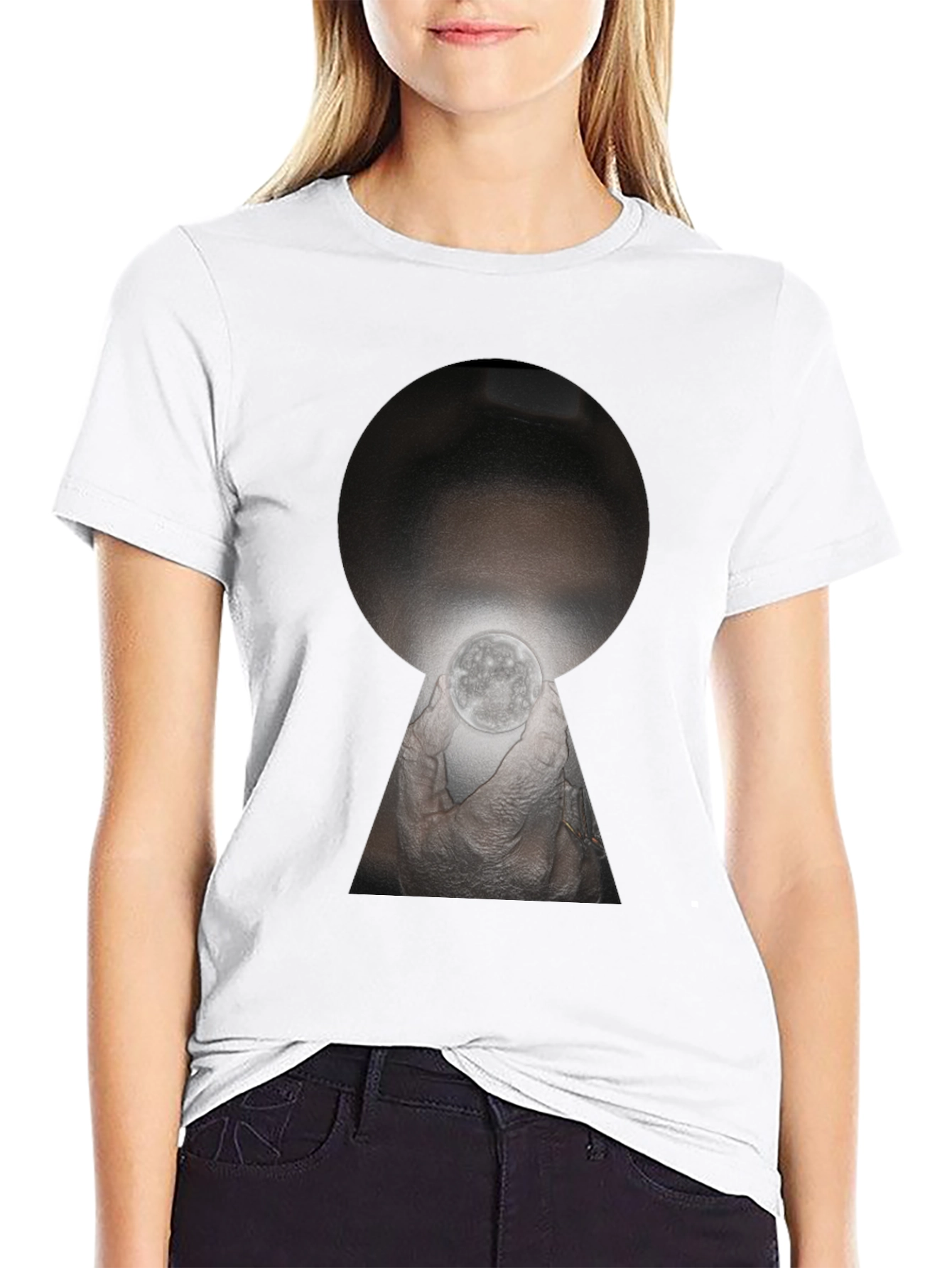 Camiseta Negra con Diseño Abstracto de Ojo de Cerradura
