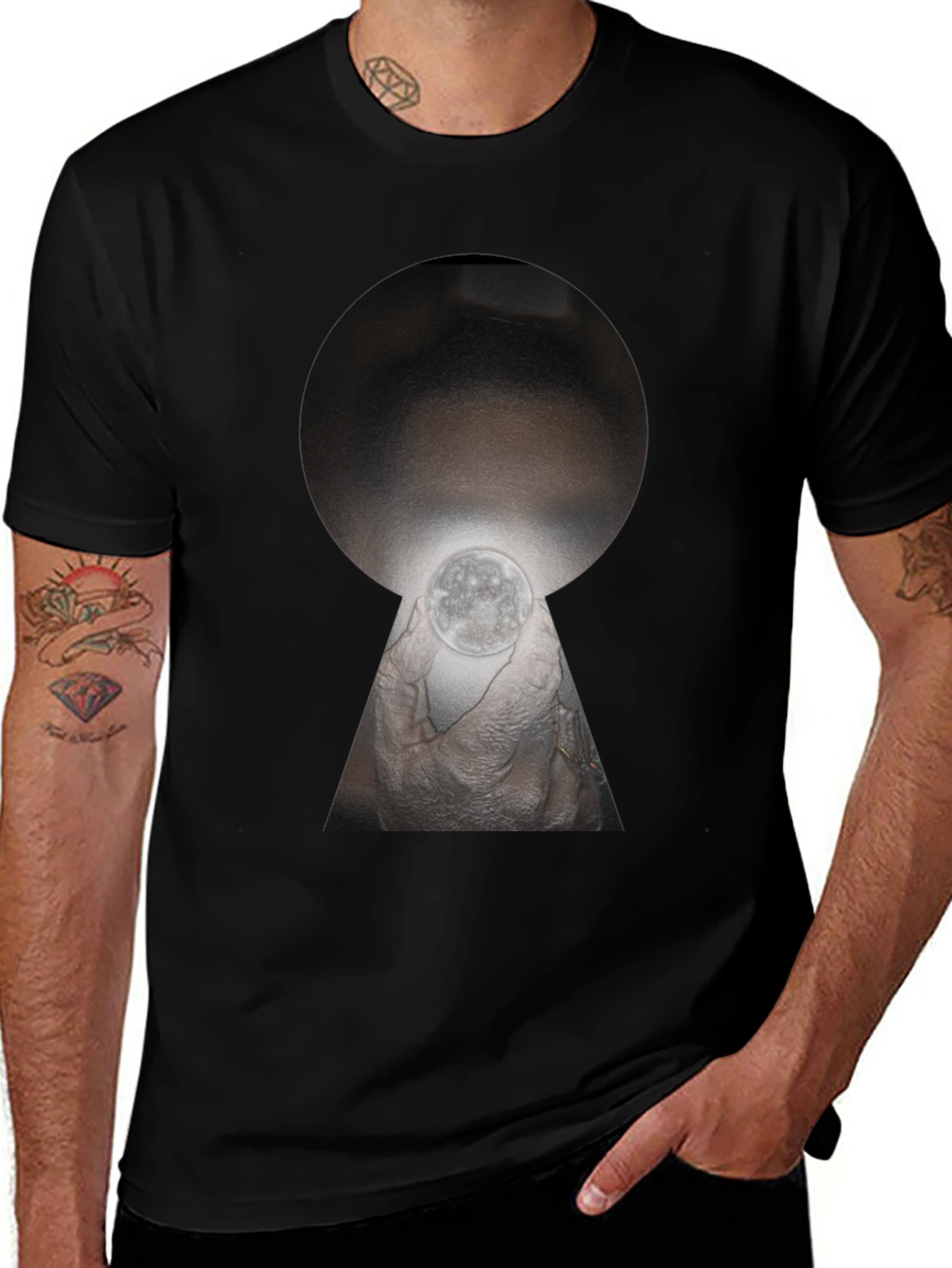 Camiseta Negra con Diseño Abstracto de Ojo de Cerradura