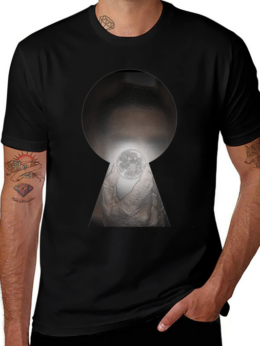 Camiseta Negra con Diseño Abstracto de Ojo de Cerradura