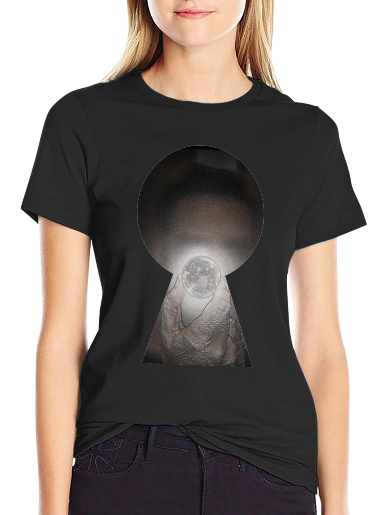 Camiseta Negra con Diseño Abstracto de Ojo de Cerradura