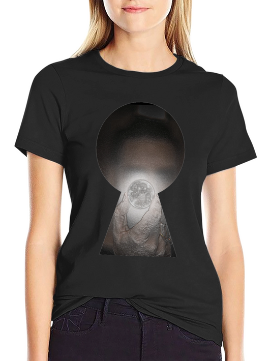 Camiseta Negra con Diseño Abstracto de Ojo de Cerradura