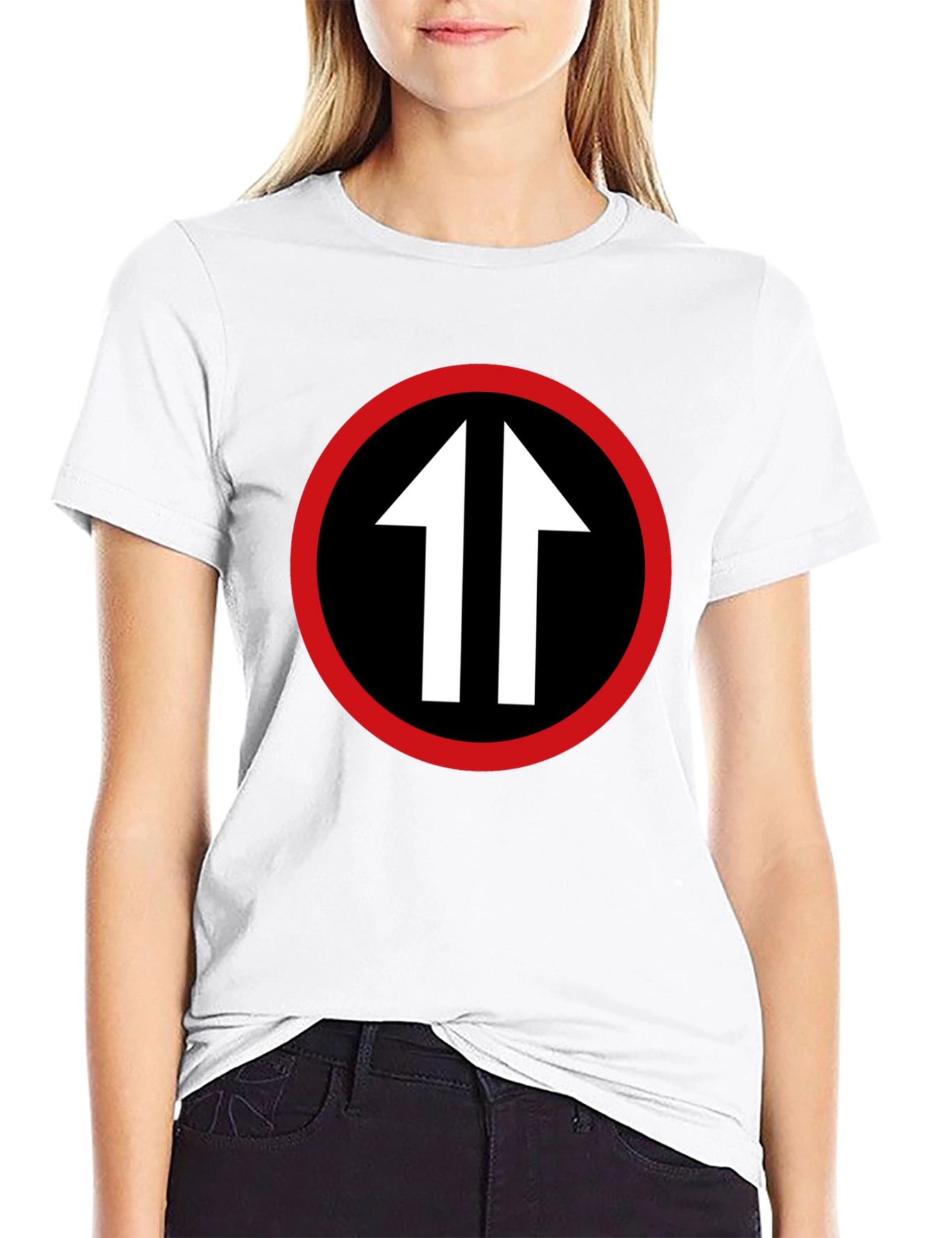 Camiseta Negra con Flechas Ascendentes en Círculo Rojo