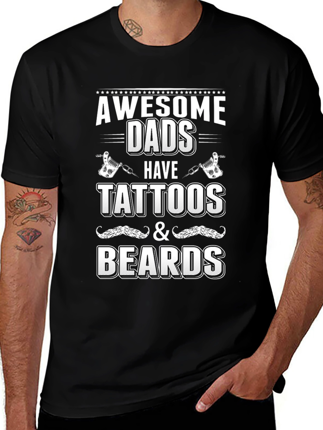 Camiseta Negra: Papás Impresionantes con Tatuajes y Barbas