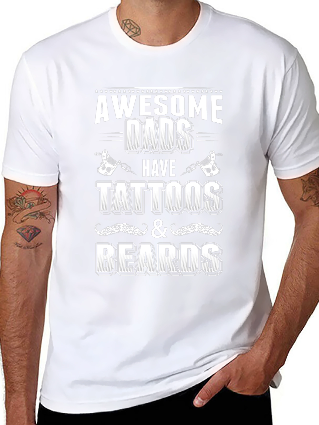 Camiseta Negra: Papás Impresionantes con Tatuajes y Barbas