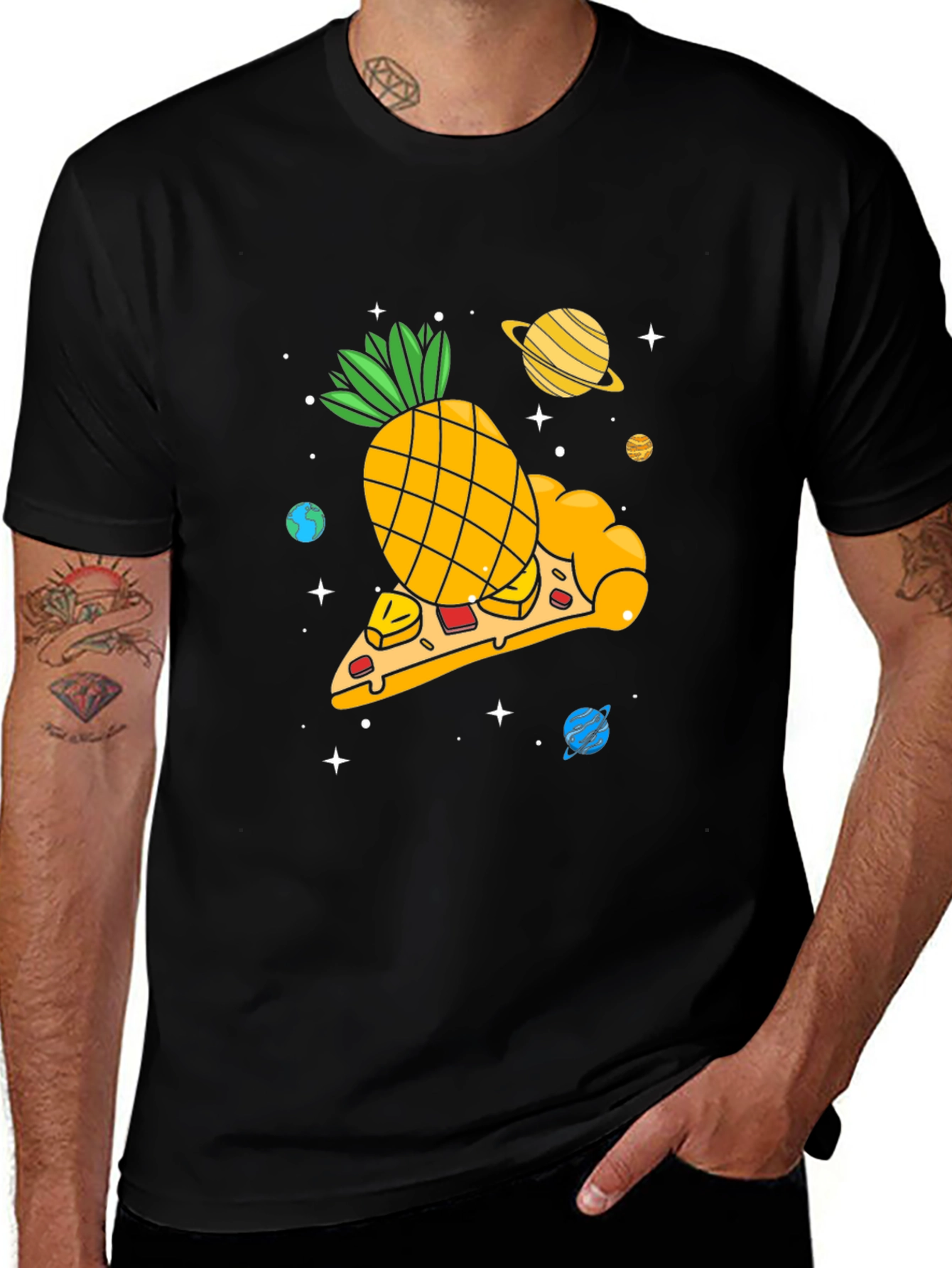 Camiseta Negra con Diseño Pizza Espacial de Piña