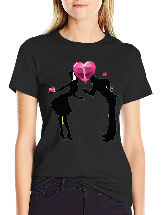 Camiseta Negra Romántica con Diseño de Pareja y Corazón