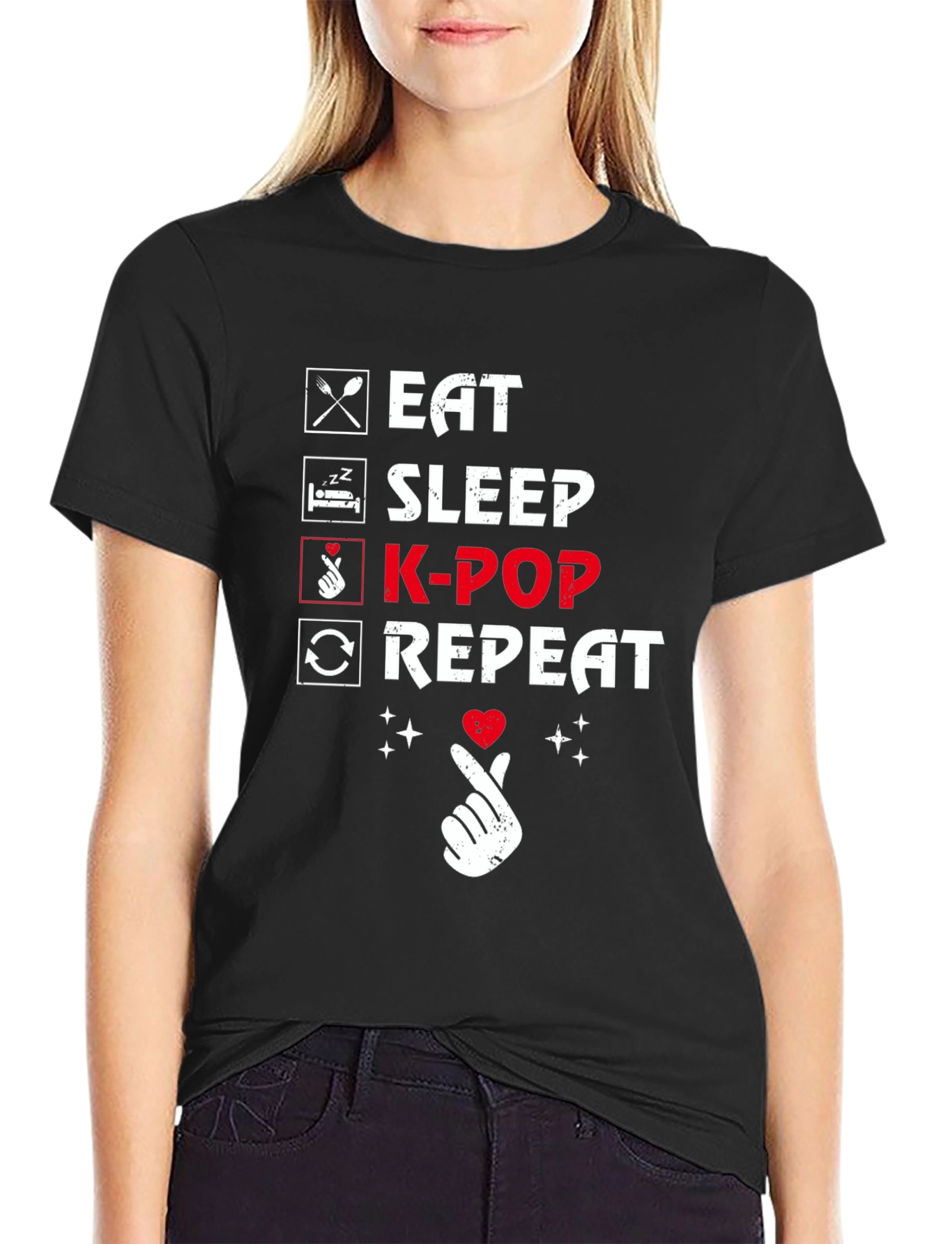 Camiseta Negra K-Pop: Come Duerme K-Pop Repite