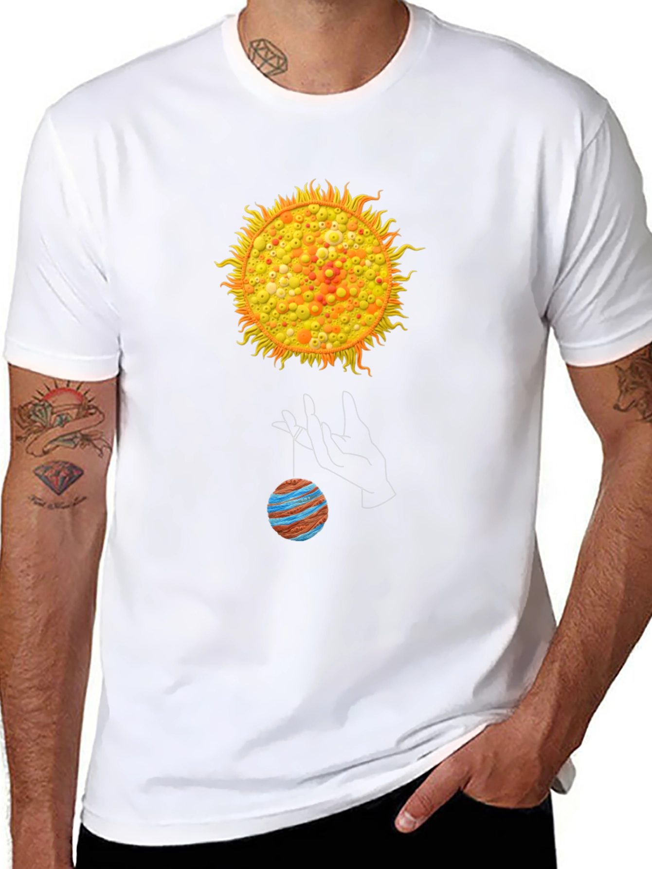 Camiseta Negra con Diseño de Sol y Planeta
