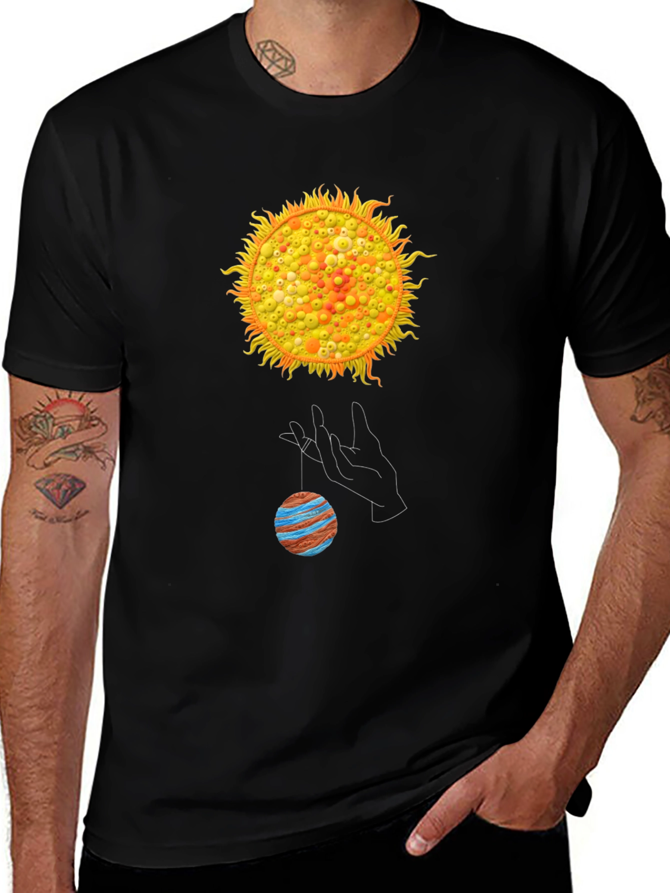 Camiseta Negra con Diseño de Sol y Planeta