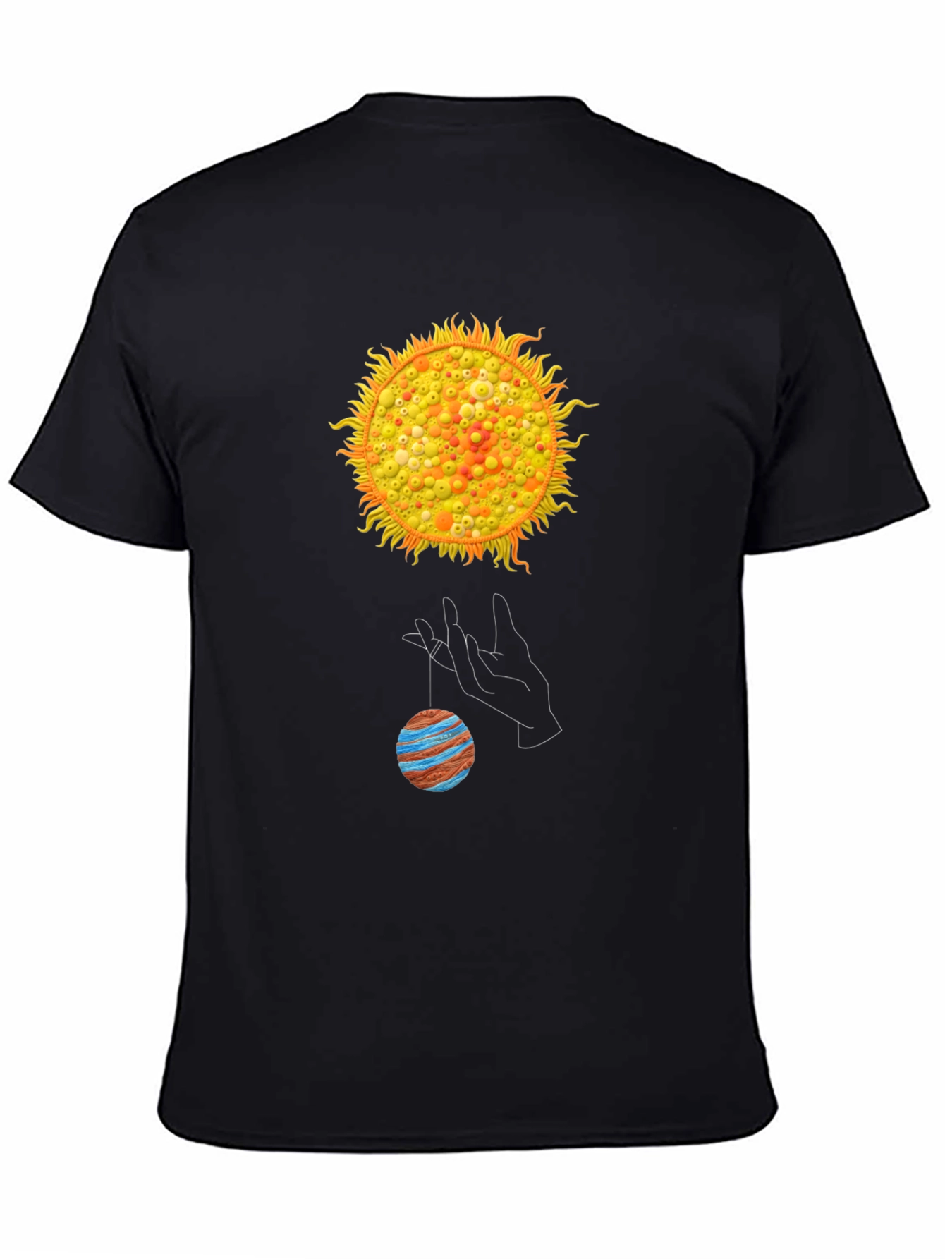 Camiseta Negra con Diseño de Sol y Planeta