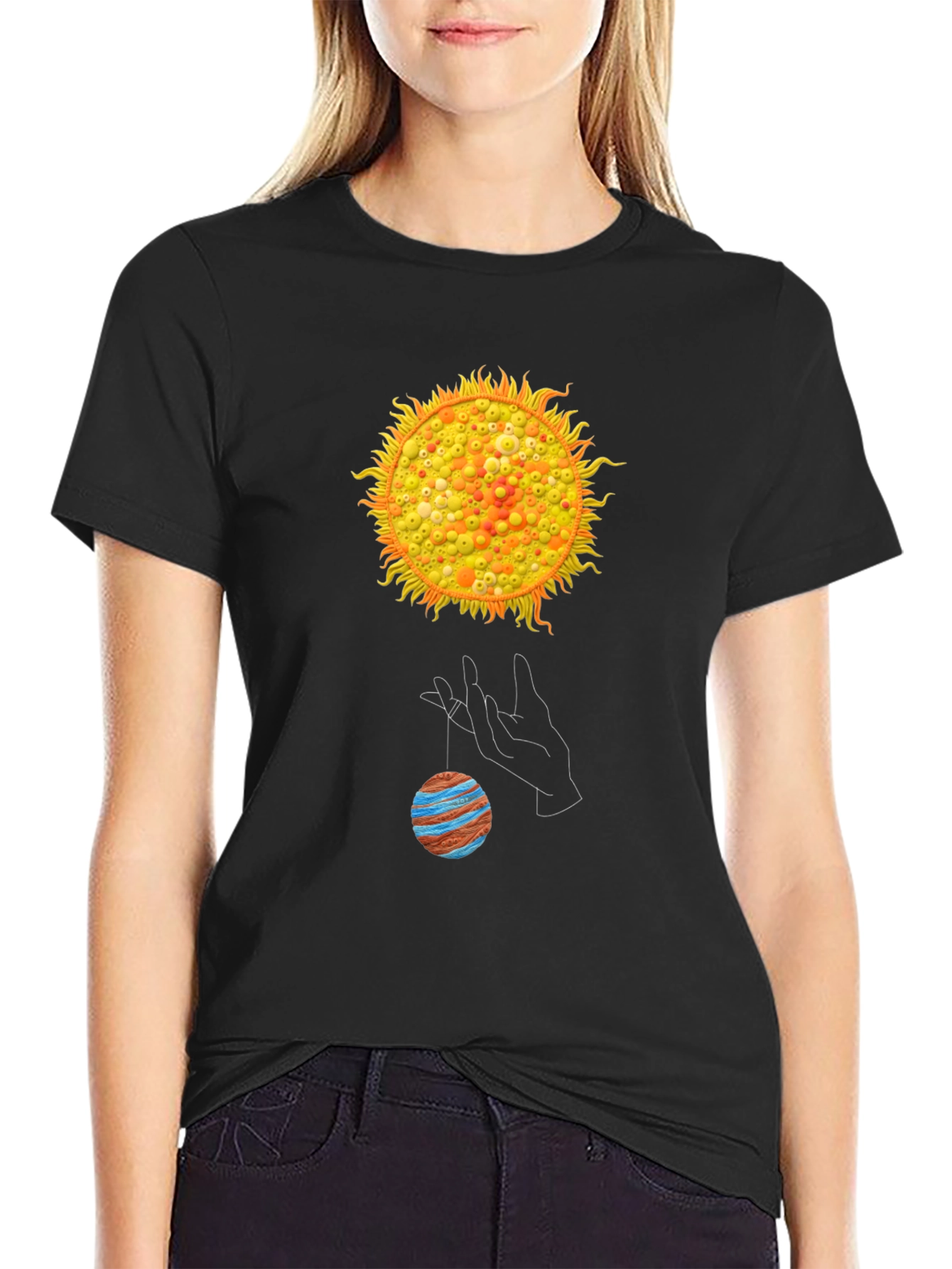 Camiseta Negra con Diseño de Sol y Planeta
