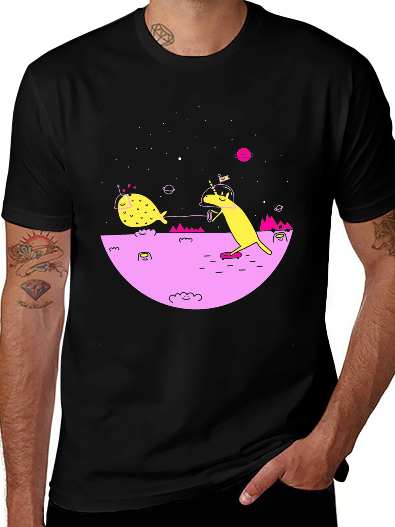 Camiseta Negra con Diseño Espacial Divertido