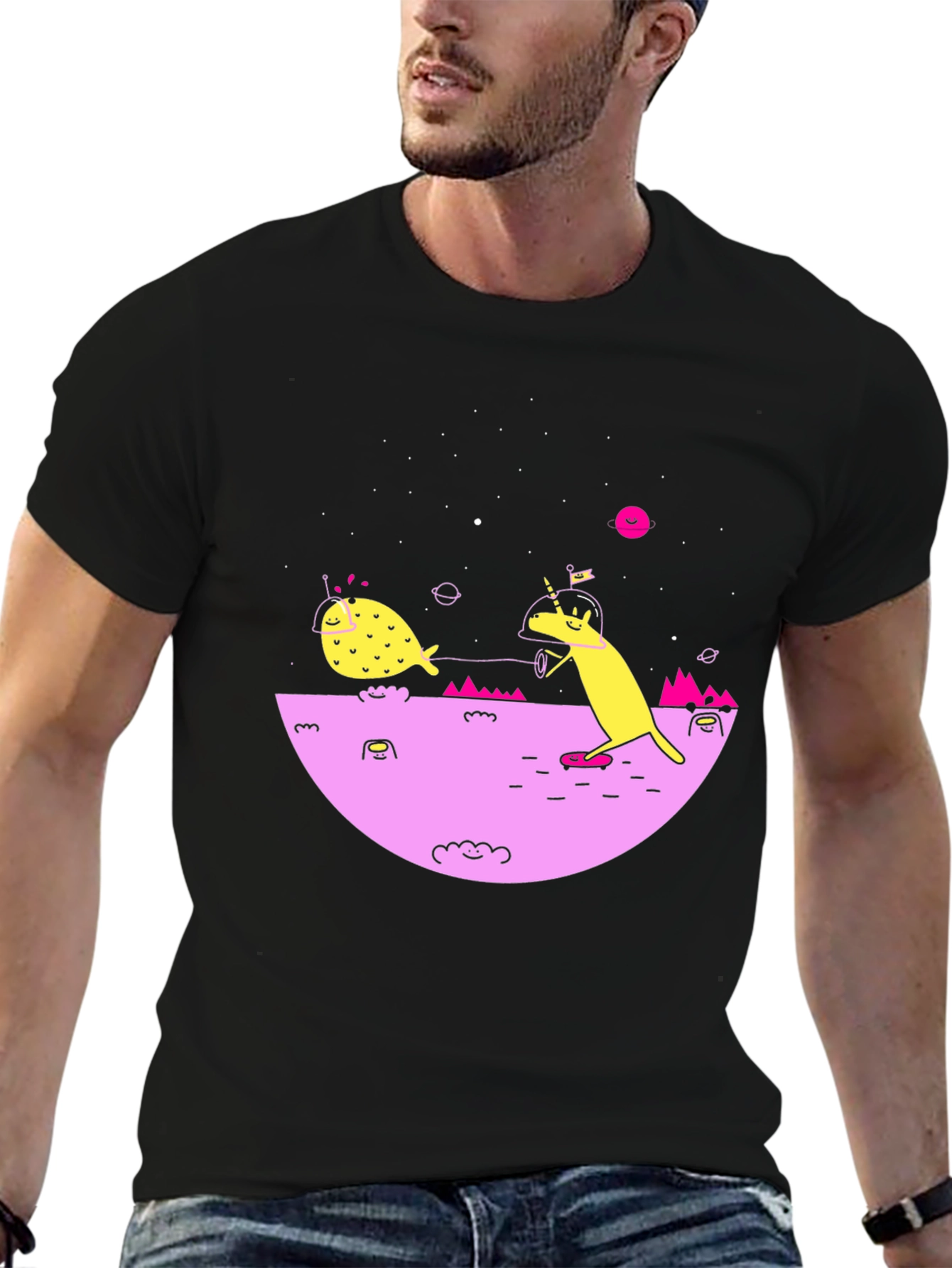 Camiseta Negra con Diseño Espacial Divertido