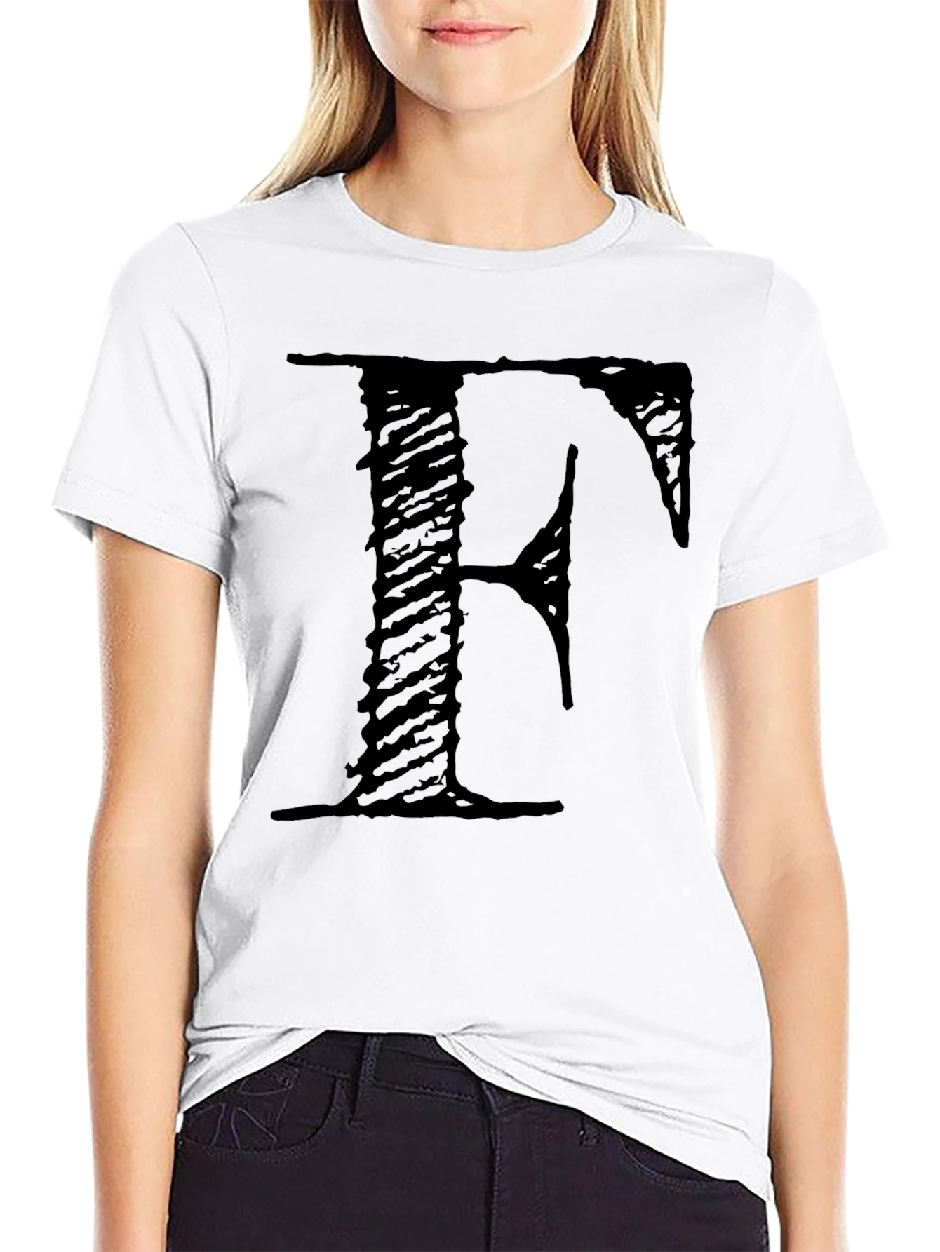 Camiseta Negra con Letra F Estilo Grunge