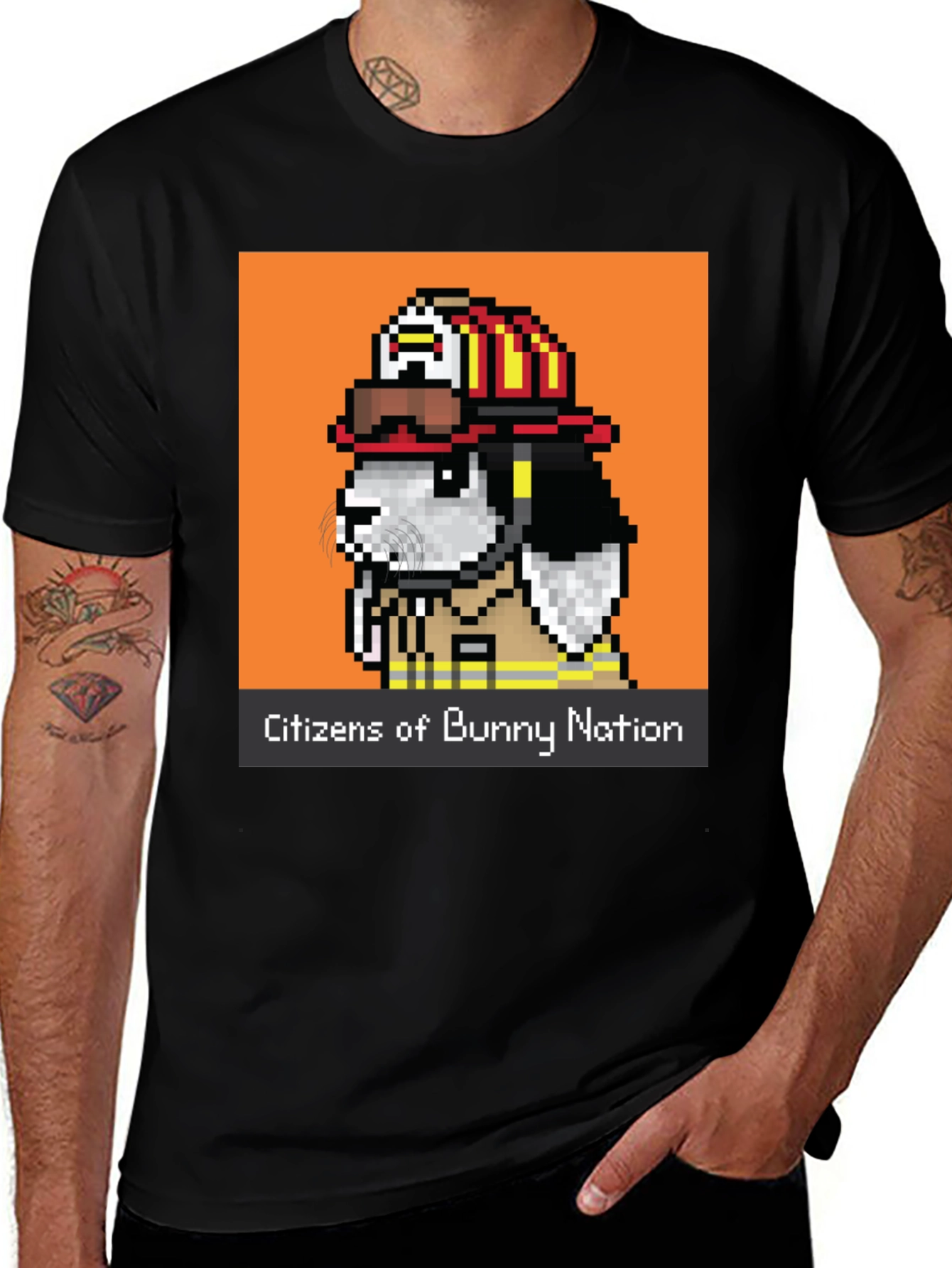 Camiseta Negra con Diseño Conejo Bombero