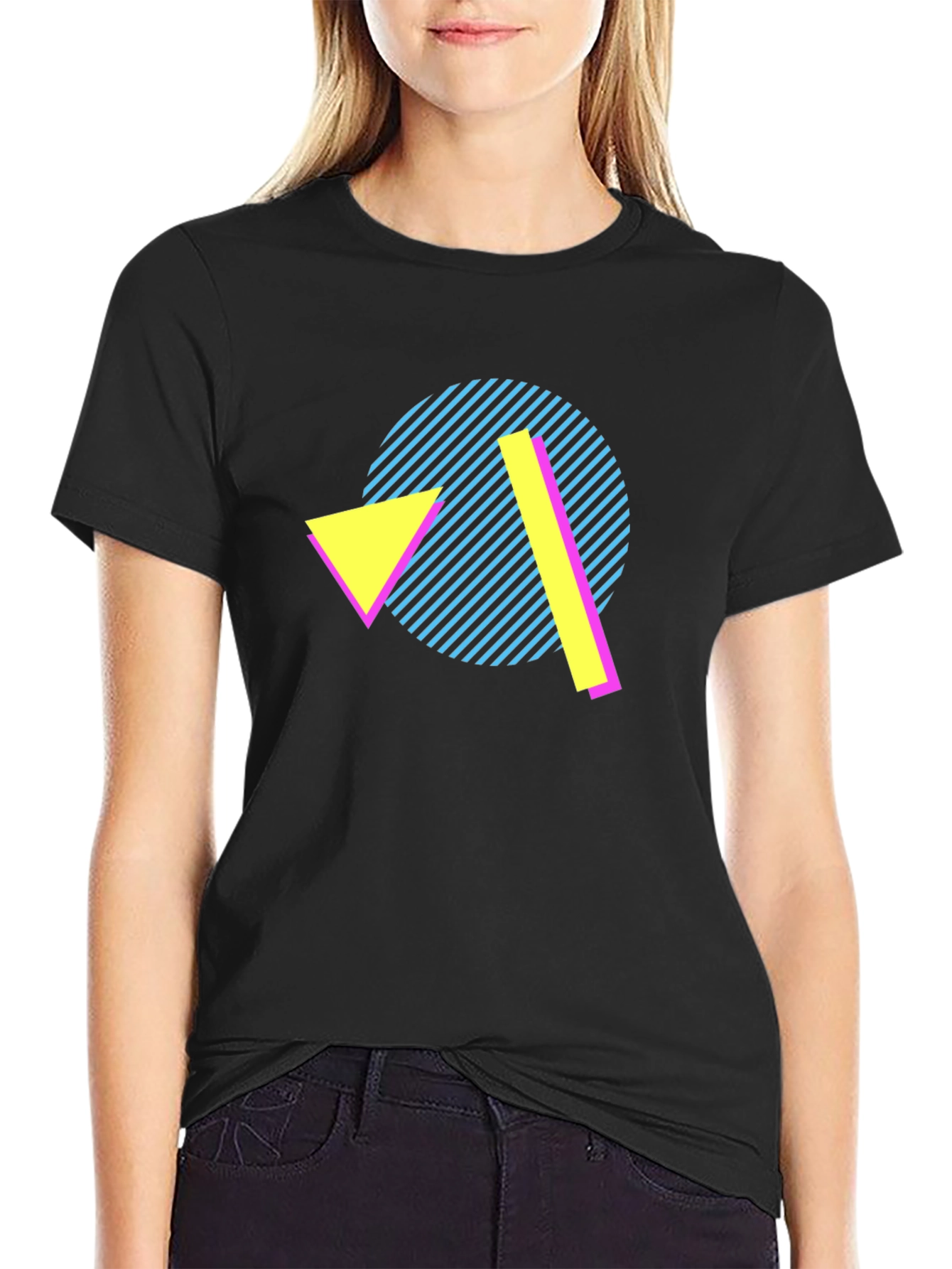 Camiseta Negra con Diseño Geométrico Retro
