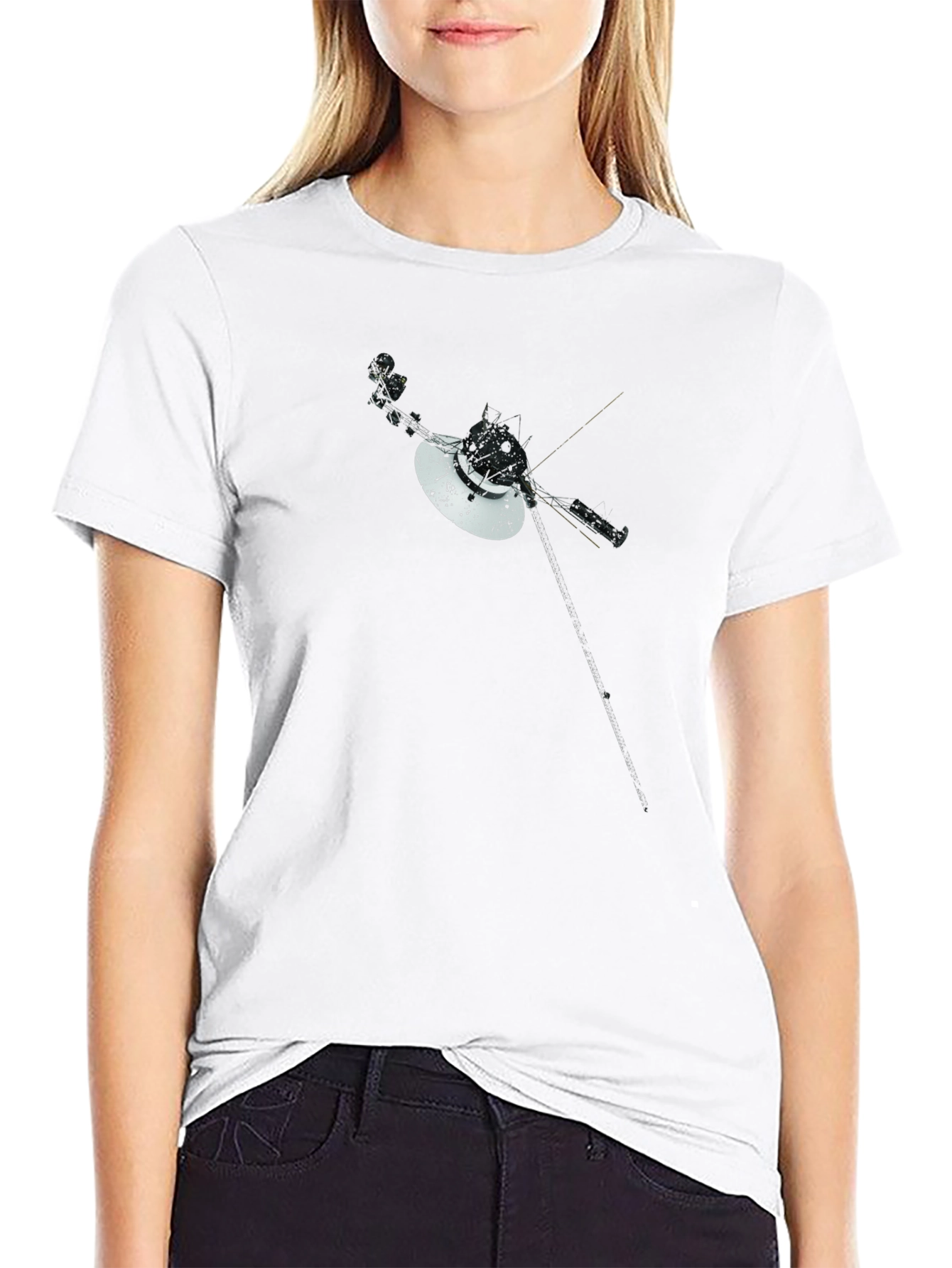 Camiseta Negra con Diseño de Satélite Voyager