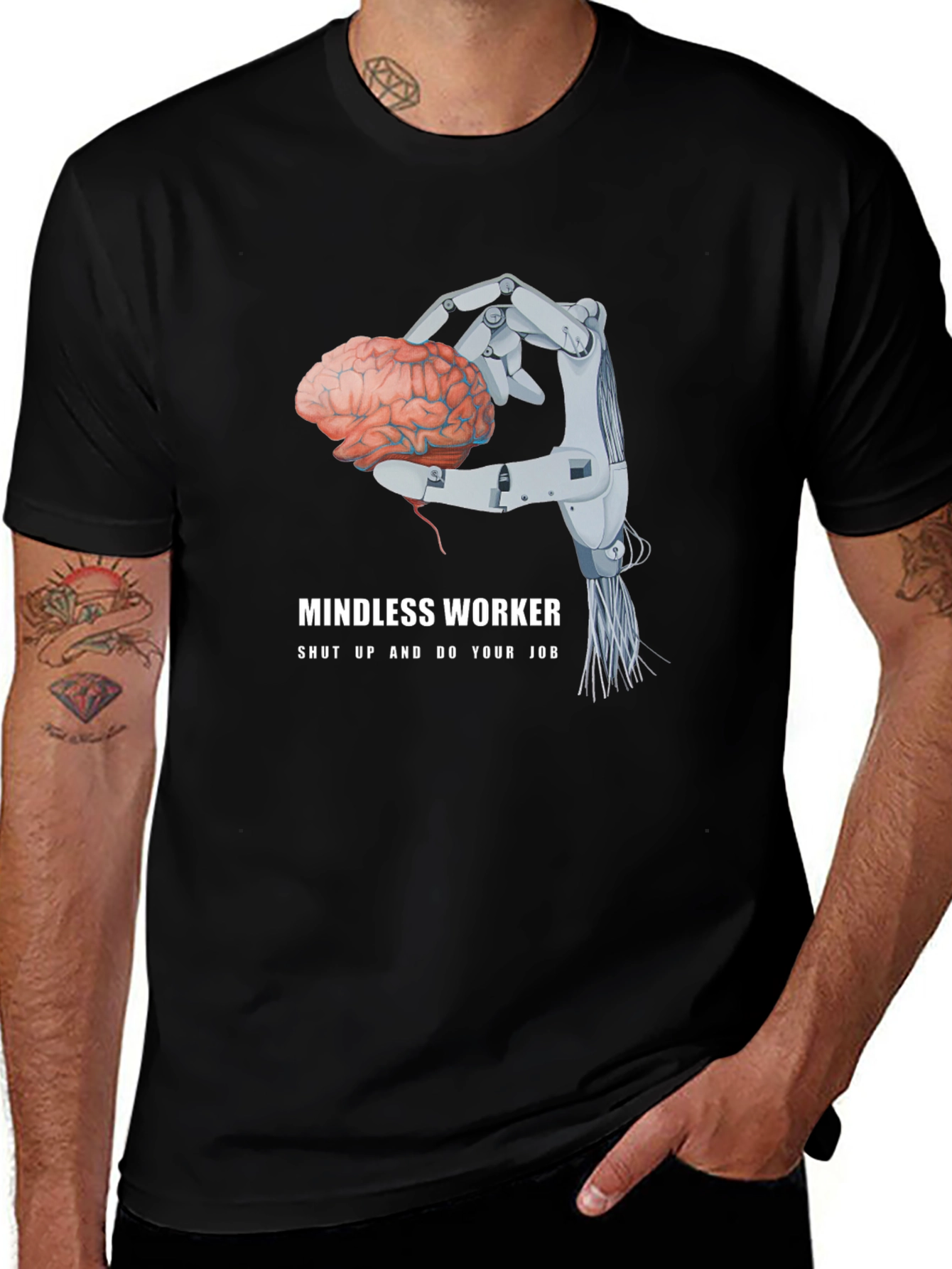 Camiseta Negra: Cerebro en Mano Robótica - Trabajo