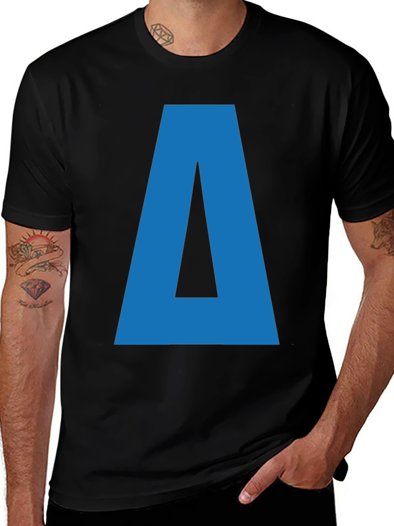 Camiseta Negra con Letra Azul A para Hombre