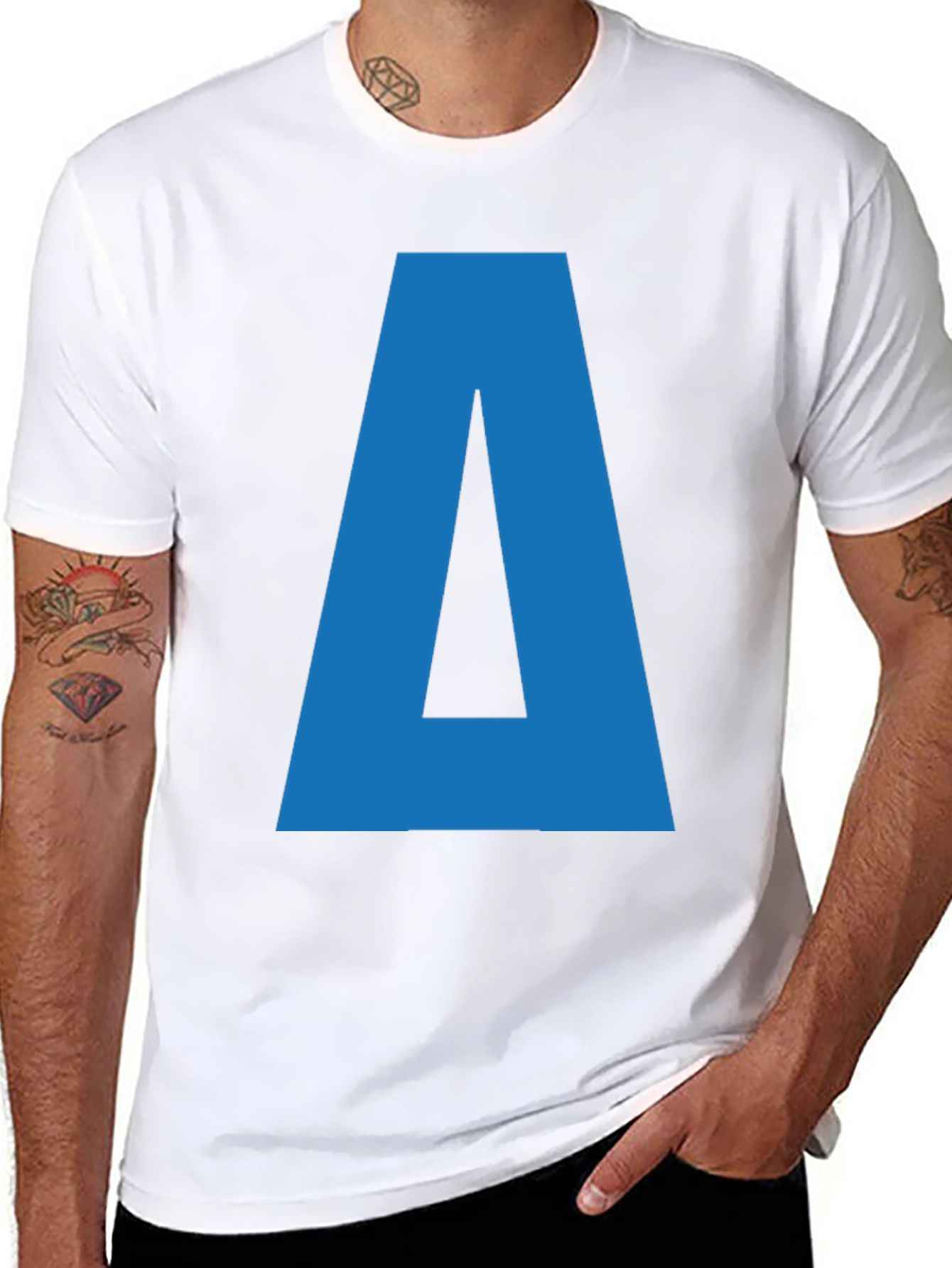 Camiseta Negra con Letra Azul A para Hombre