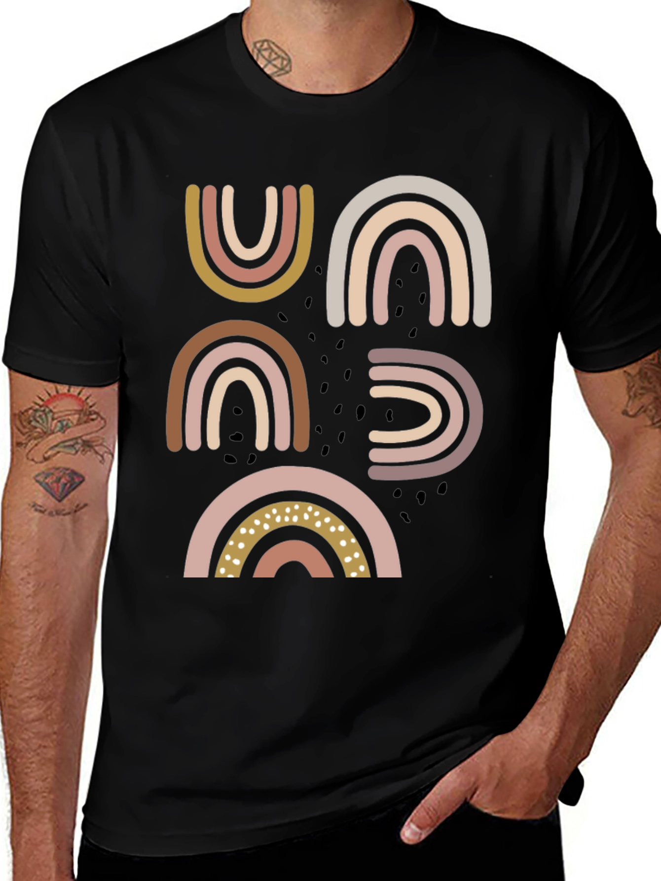 Camiseta Negra con Arcoíris Estilizados