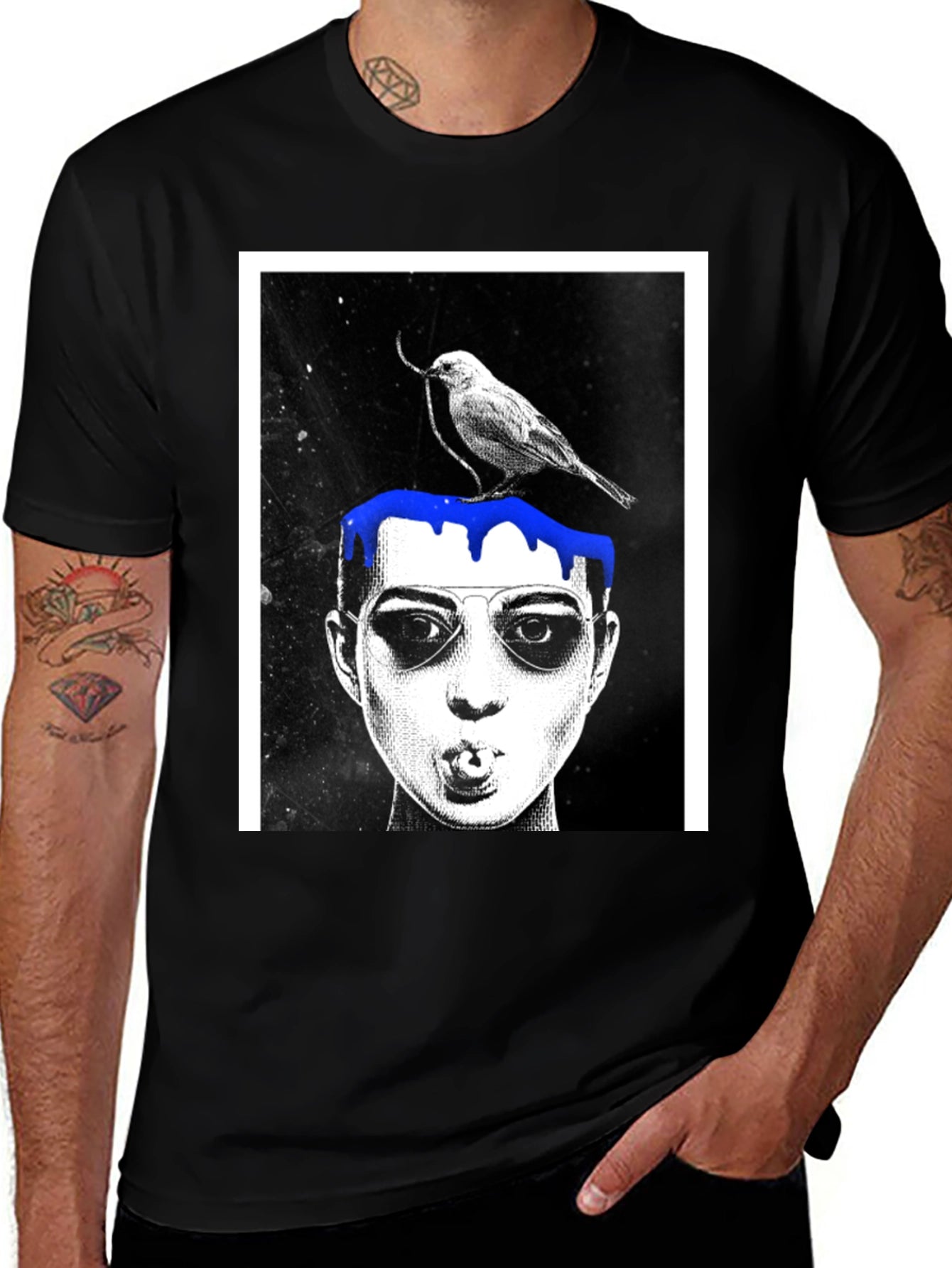 Camiseta Negra con Diseño Artístico de Rostro y Pájaro