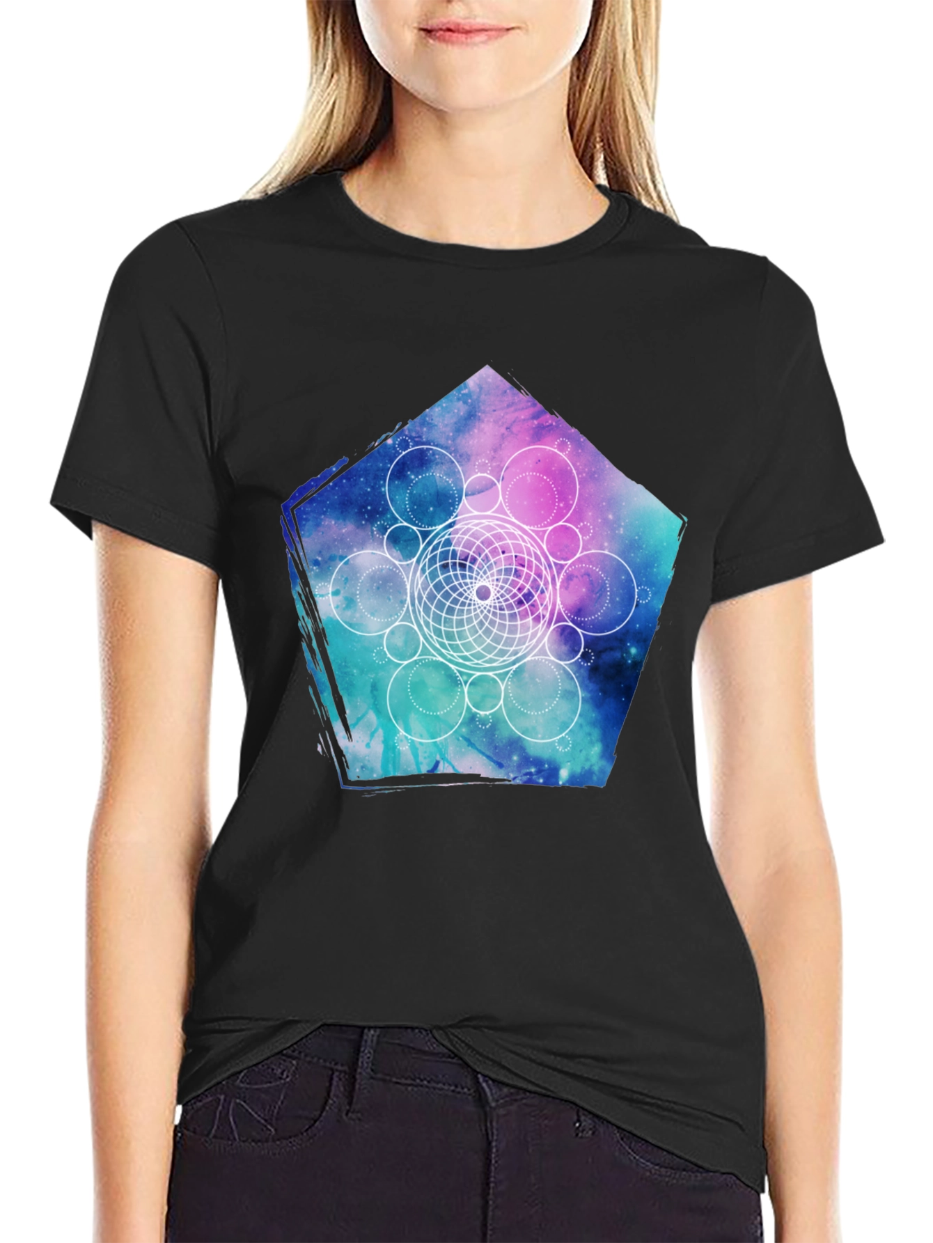 Camiseta Negra con Diseño Geométrico de Nebulosa