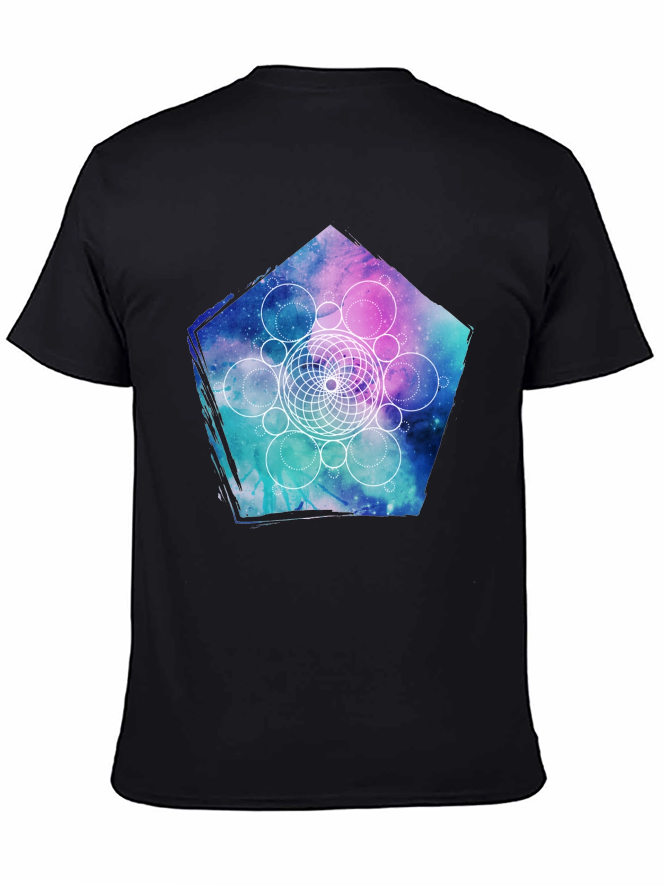 Camiseta Negra con Diseño Geométrico de Nebulosa