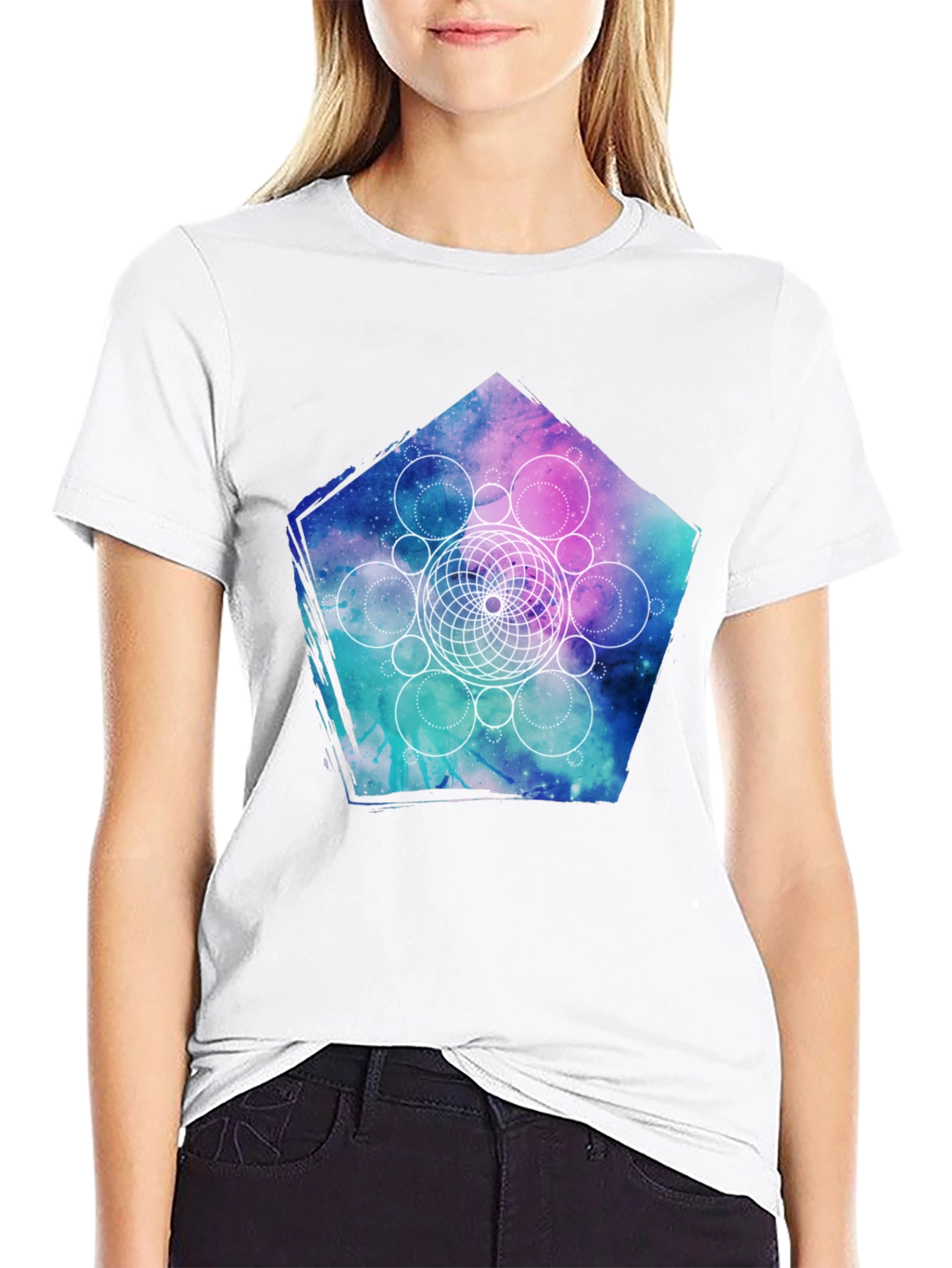 Camiseta Negra con Diseño Geométrico de Nebulosa