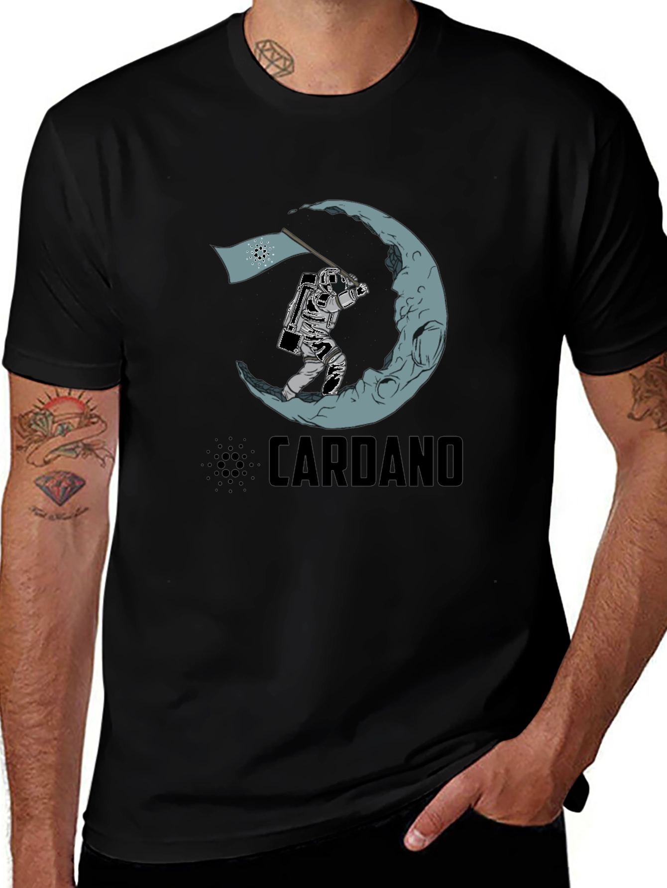 Camiseta Negra Cardano Astronauta en la Luna